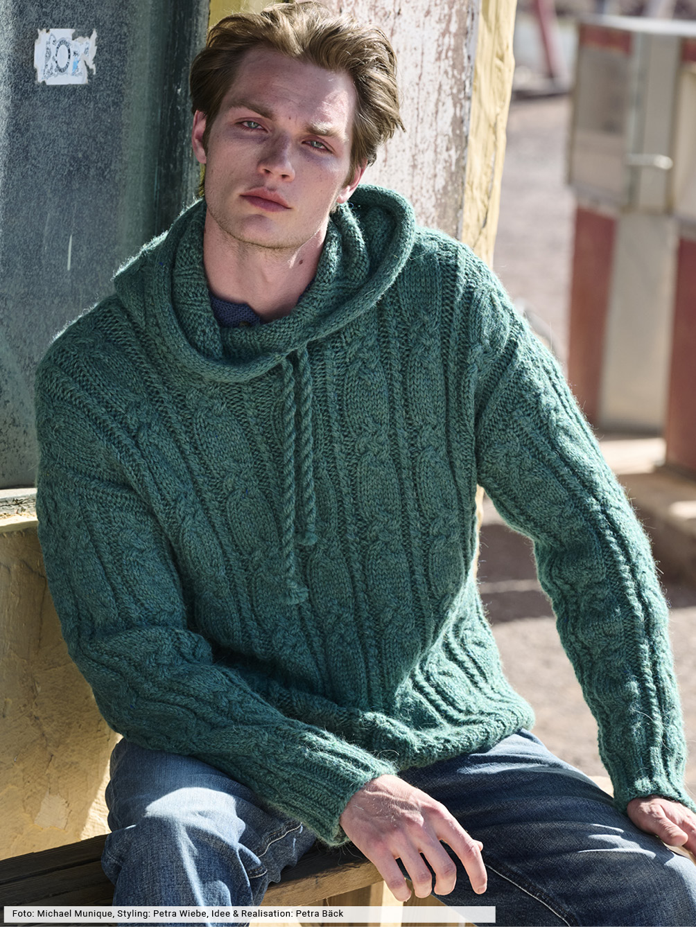 Modellansicht Bild 1: Hoodie mit Zopfstreifen