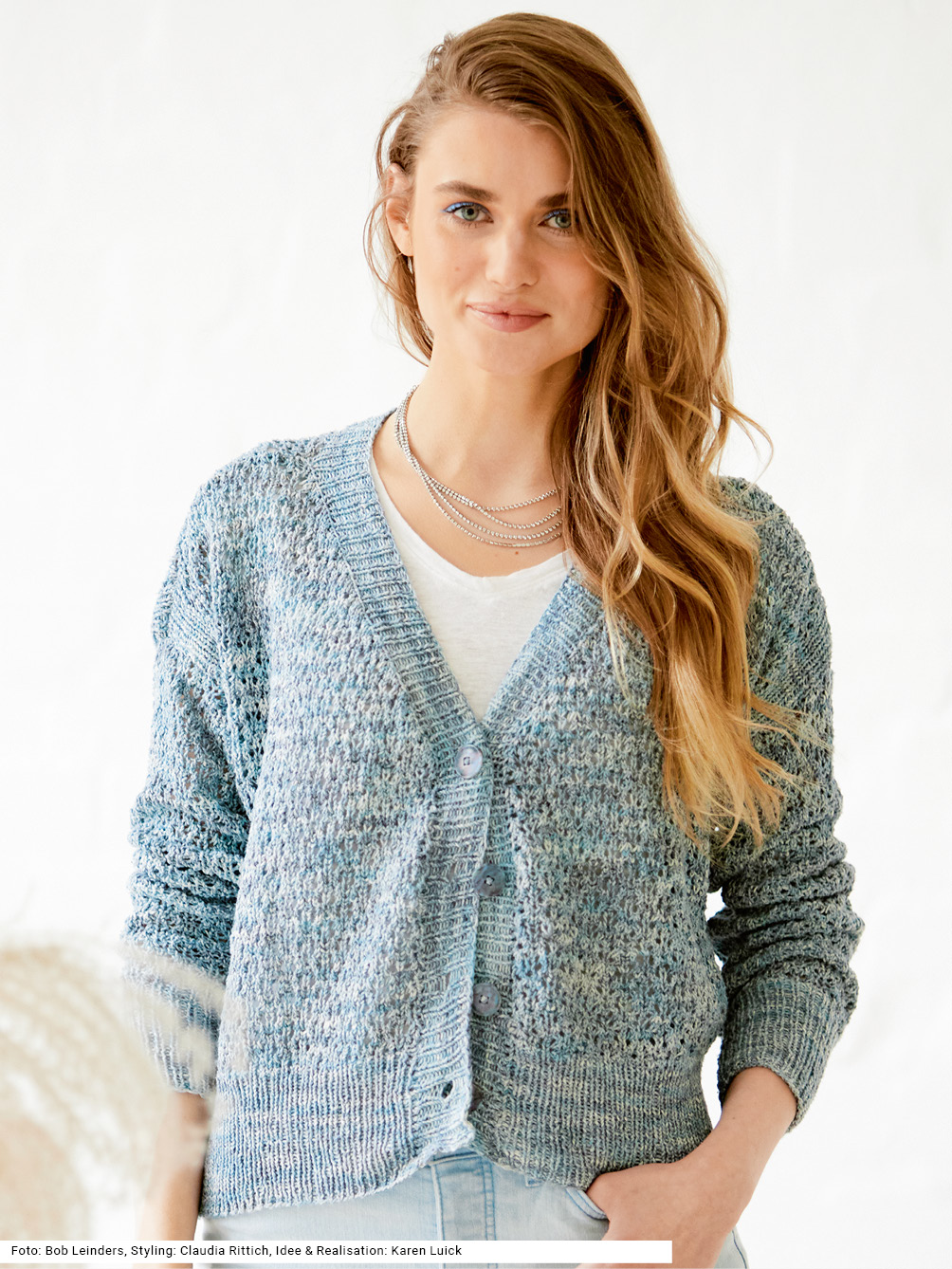 Modellansicht Bild 1: Jacke mit Lochmuster in Hellblau