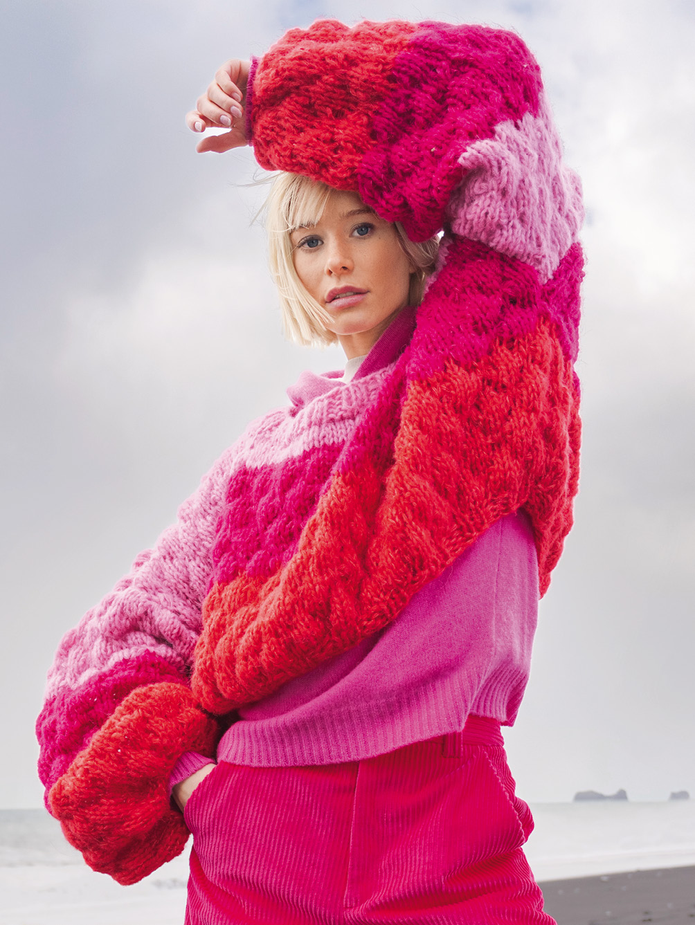 Modellansicht Bild 1: Dreifarbiger Pulli mit Keulenärmeln
