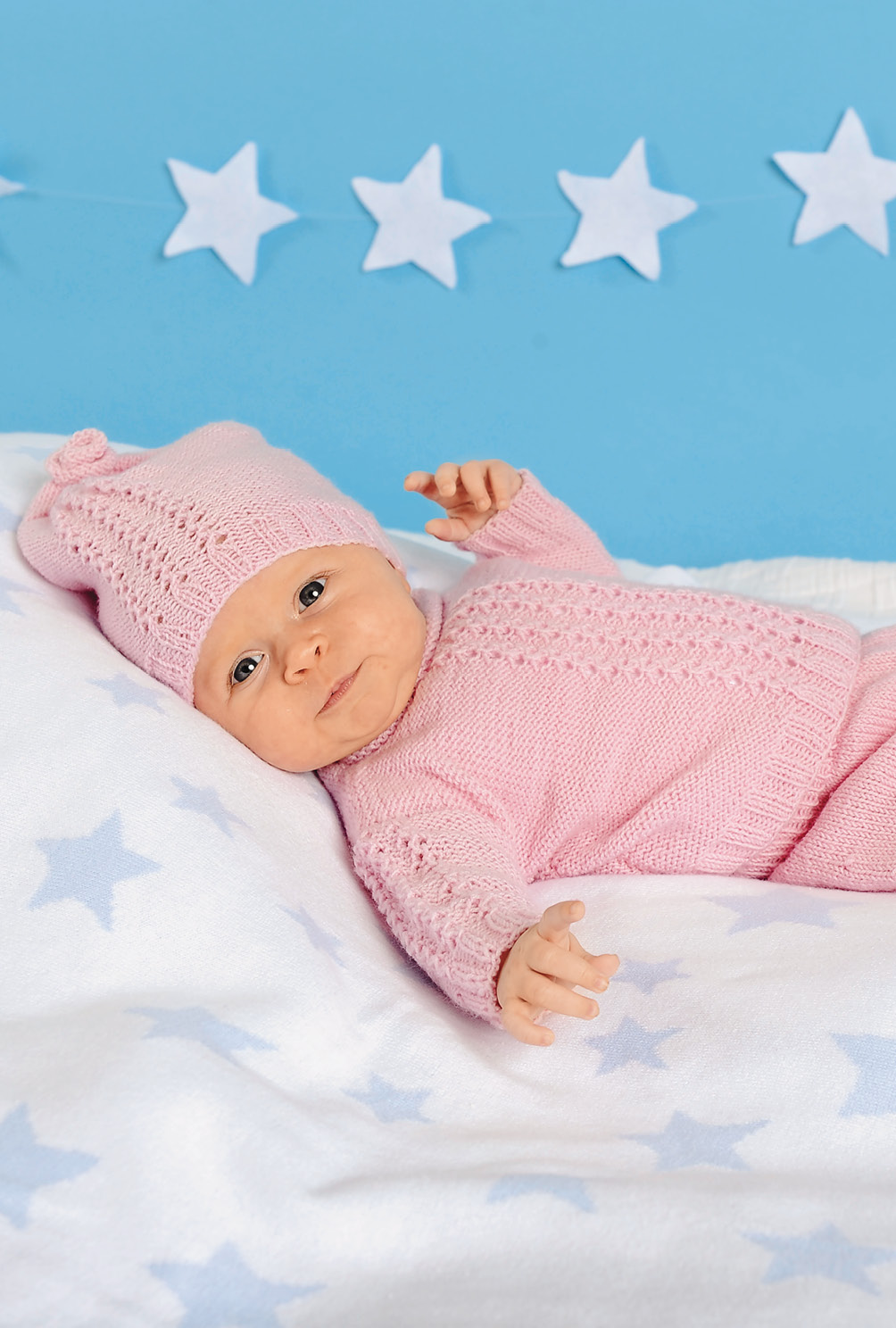 Modellansicht Bild 2: Pulli, Hose und Mütze in Rosa