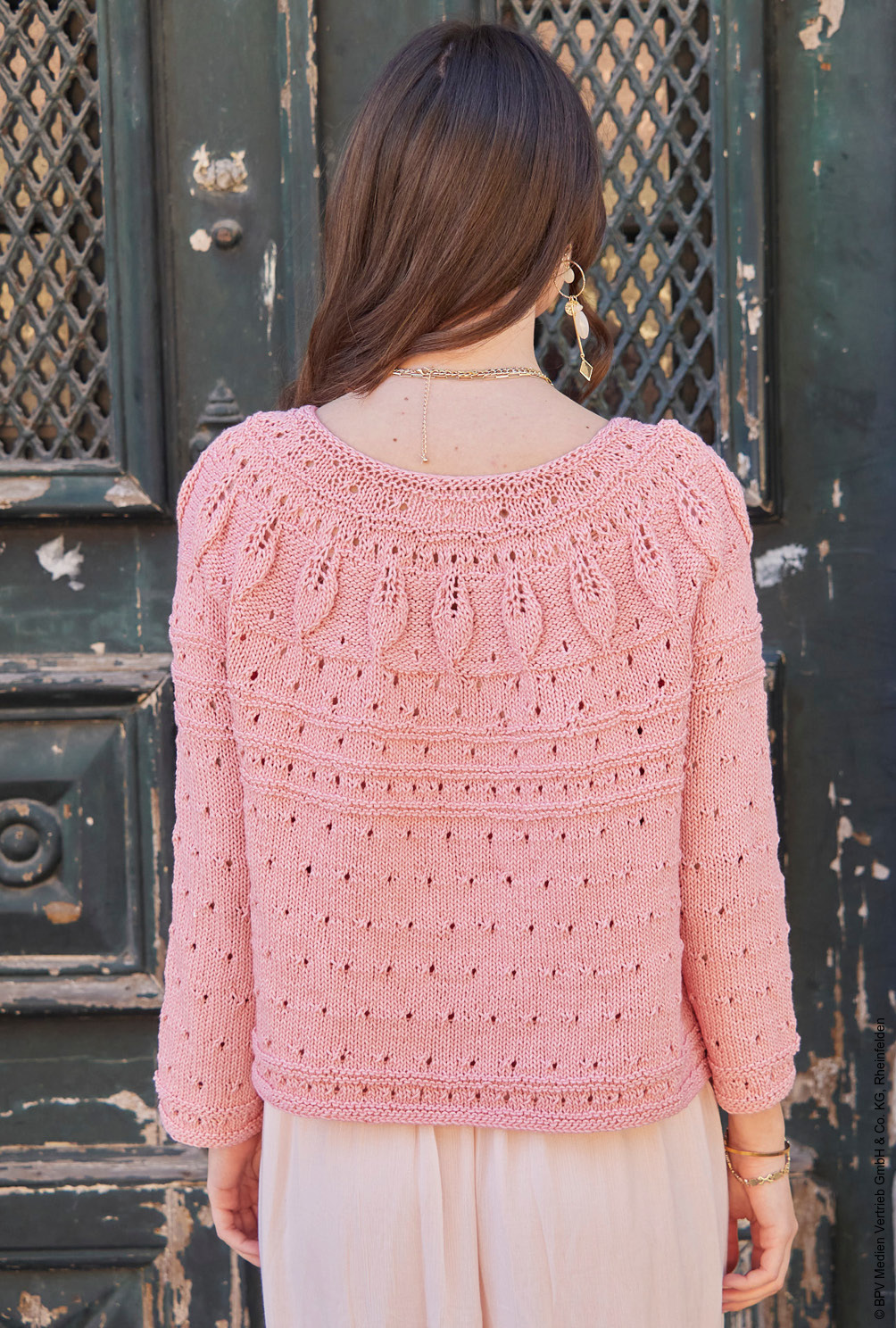 Modellansicht Bild 5: Lachsfarbener Mustermixpulli mit Rundpasse 