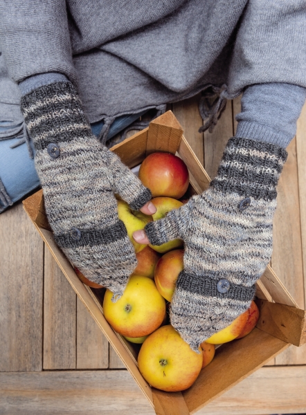 Selbstgemachte, graumelierte, gestreifte Handschuhe mit Knöpfen. Modisch und handgearbeitetes Design.