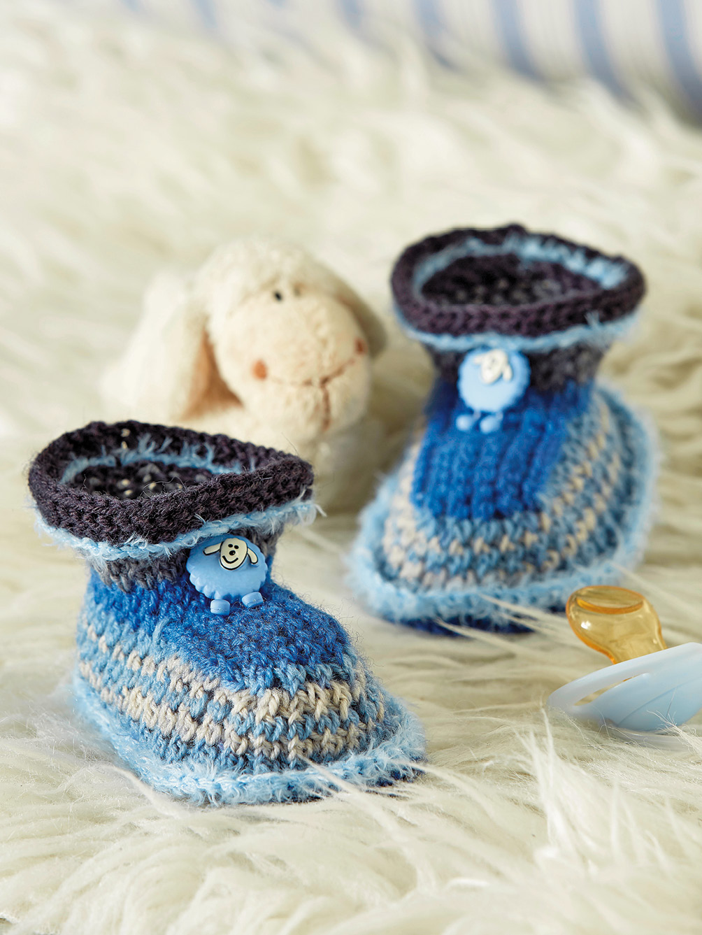 Babyschühchen in Blau-Grau mit Schaf-Knöpfen