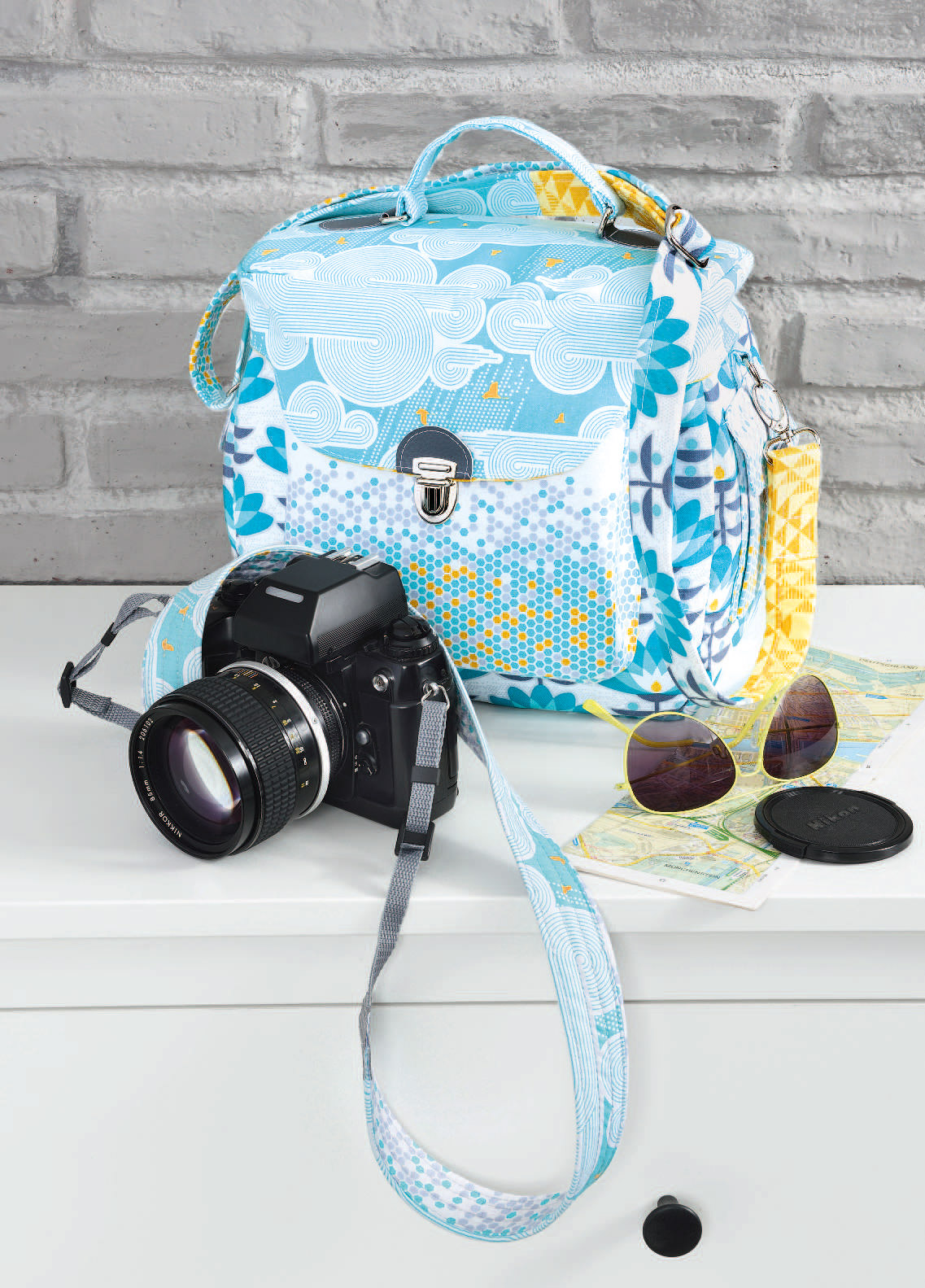 Handgemachte Tasche in Blau mit floralen und grafischen Mustern. Modisch und individuell gestaltet.