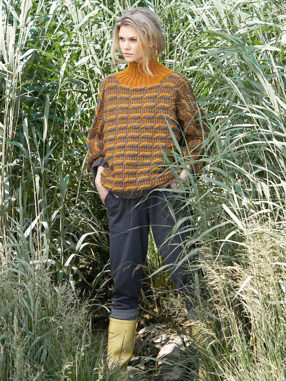 Modellansicht Bild 1: Quer gestrickter Pulli im Hebemaschenmuster in Ocker und Grau