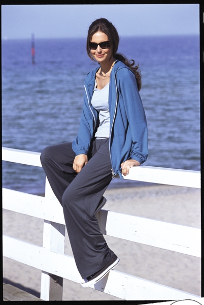 Modische Kombination aus blauer Jacke und schwarzer Hose. Komfortabler Schnitt, ideal für entspannte Tage.