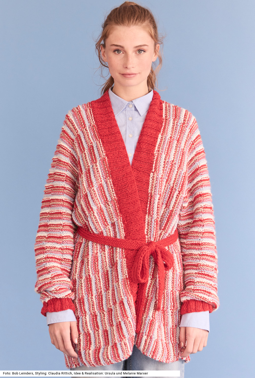 Modellansicht Bild 2: Quergestrickte Jacke mit Gürtel