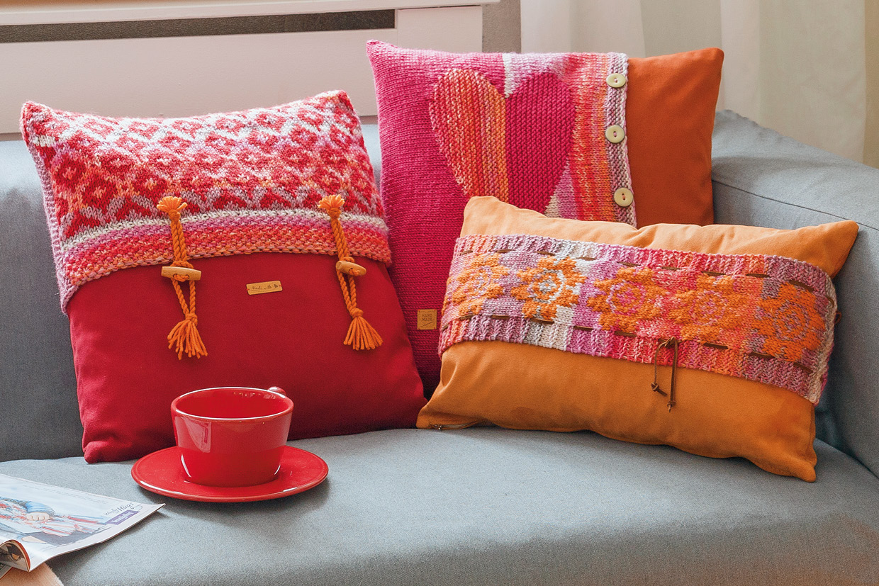 Gestricktes Kissen-Trio in Ecru-Erika-Orange-Meliert mit Knöpfen und Reißverschluss Modellansicht Bild 1: Gestricktes Kissen-Trio in Ecru-Erika-Orange-Meliert mit Knöpfen und Reißverschluss