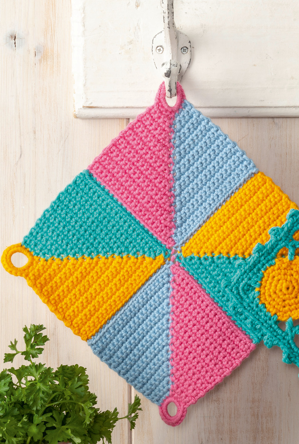 Modellansicht Bild 3: Gehäkelte Topflappen in Blau, Gelb, Pink und Grün