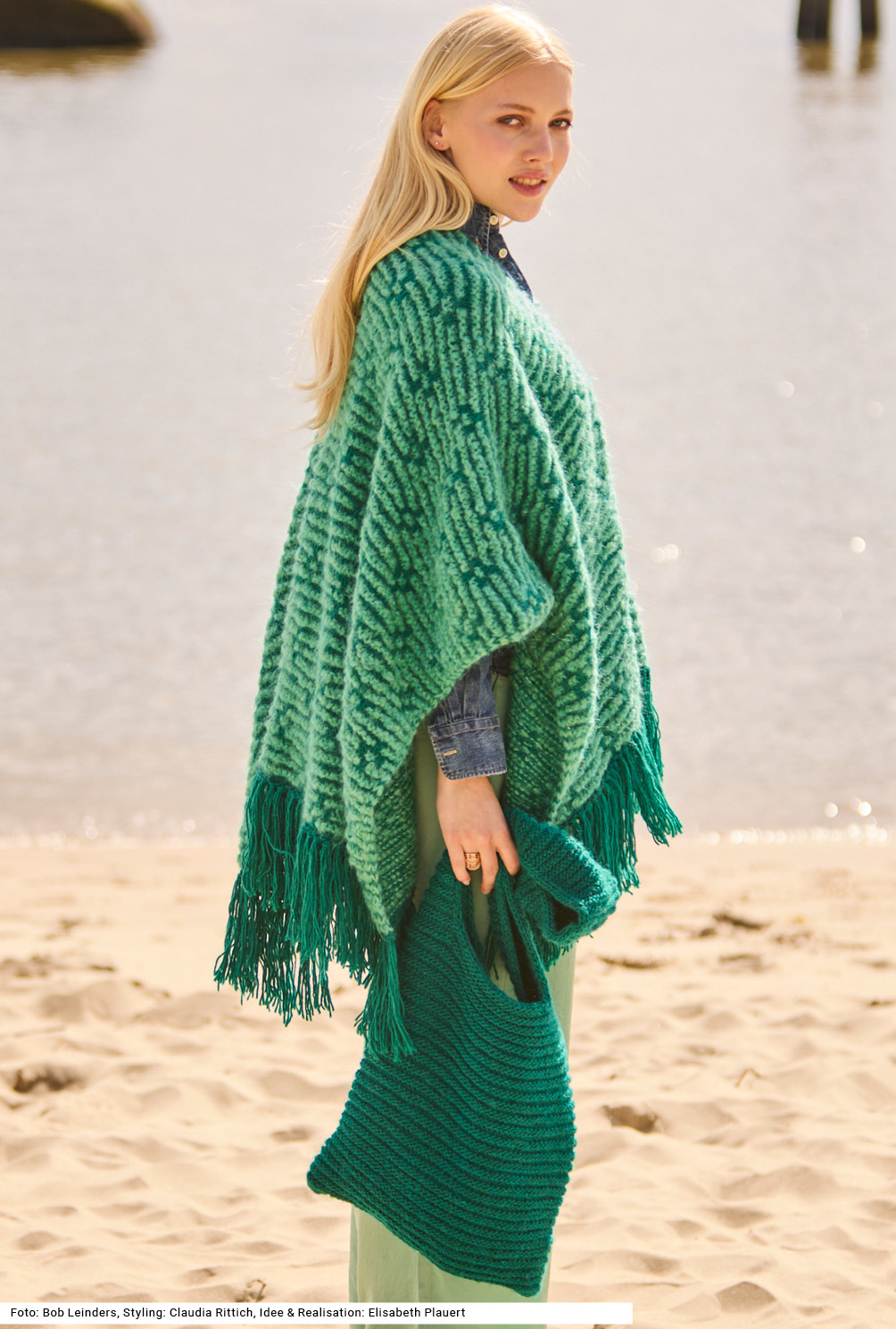 Modellansicht Bild 4: Poncho und Tasche