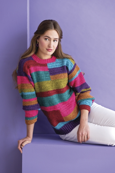 Multifarbiger Pullover mit breiten Streifen, handgemacht, modisch, lässiger Schnitt, kräftige Farben. DIY-Charme.