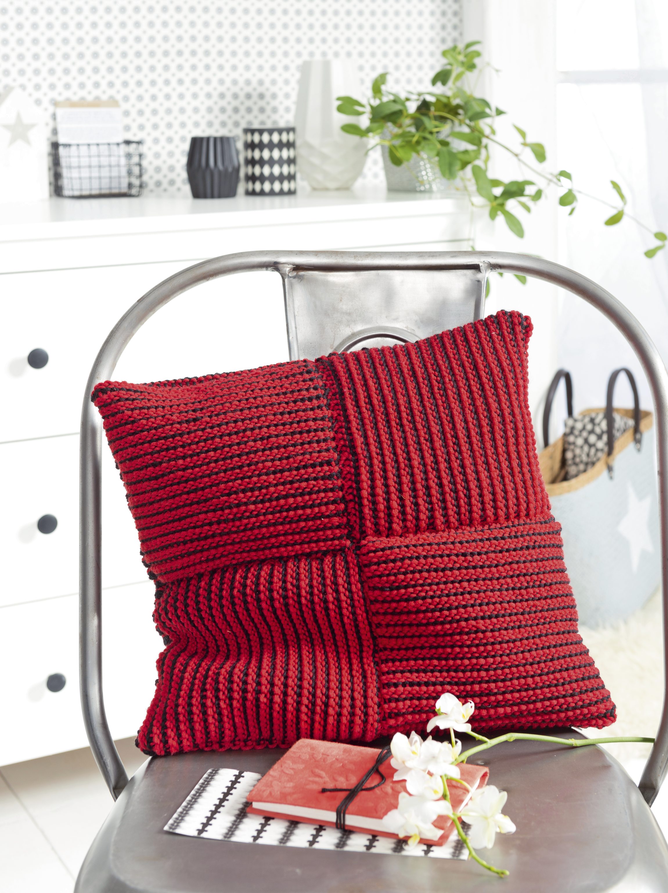 Rotes Kissen mit gestricktem Muster; Patchwork-Design; handgefertigt, trendig und stilvoll.