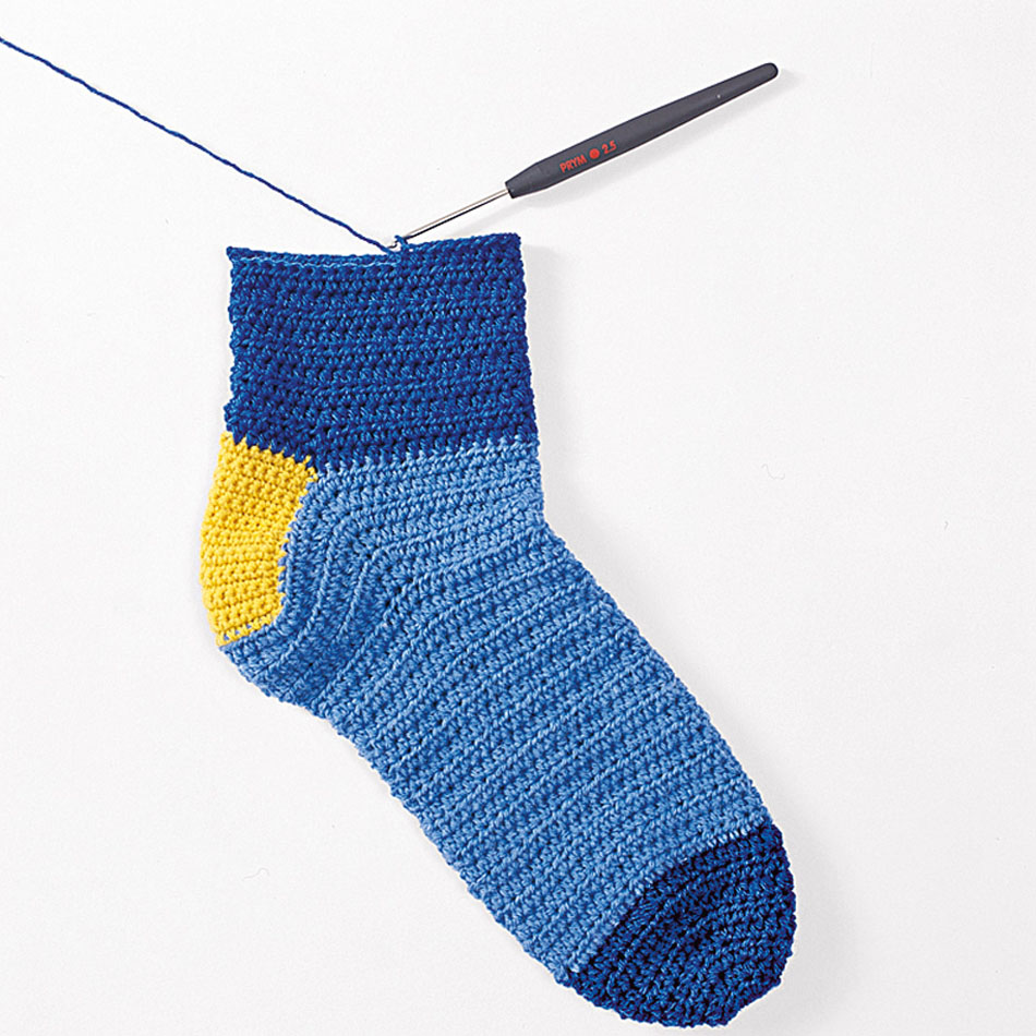 Blaue und gelbe handgearbeitete Socke mit Häkelnadel; modisch, DIY, farbenfrohes Design, einzigartige Muster.