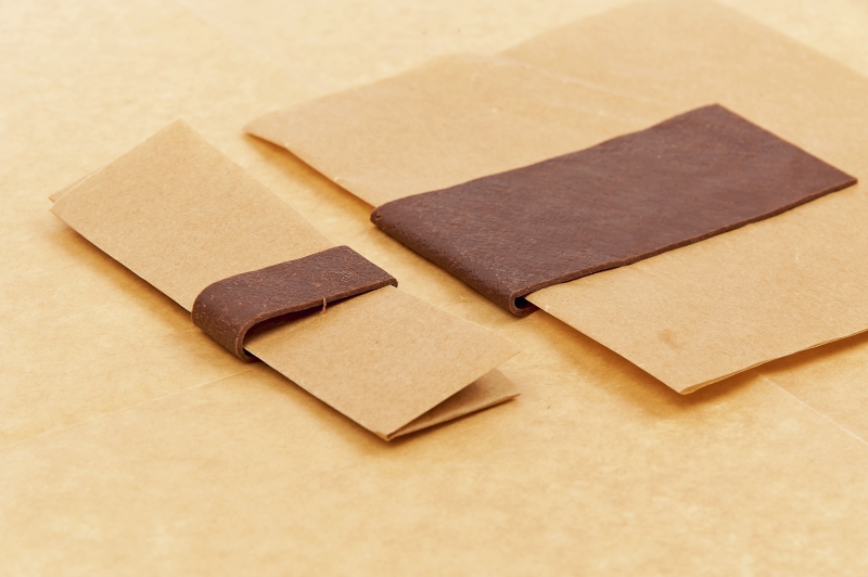 Zwei braune Papierstreifen in schlichtem, natürlichem Look. Handgefertigt, einfach, elegant, DIY-Charme.