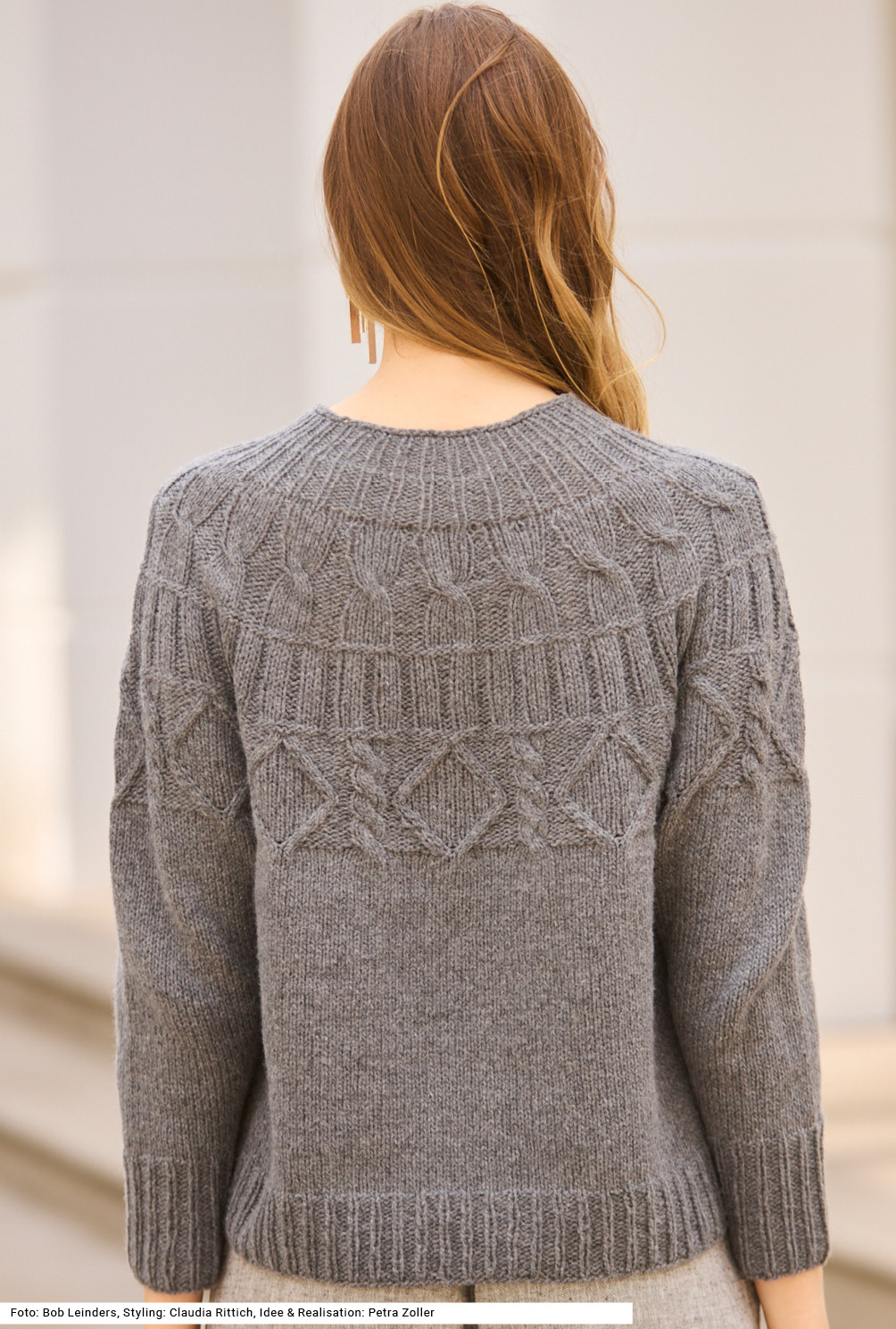 Modellansicht Bild 5: Pulli mit Zopfmuster-Passe