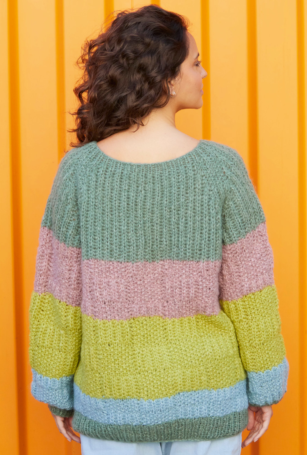 Modellansicht Bild 7: Raglanpulli mit Blockstreifen