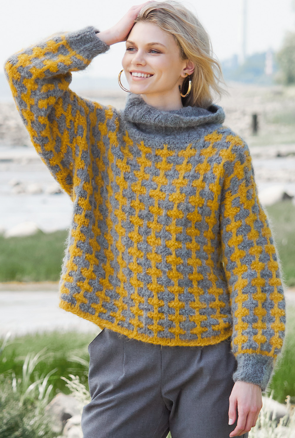 Modellansicht Bild 3: Pulli mit Hebemaschenmuster in Grau und Ocker