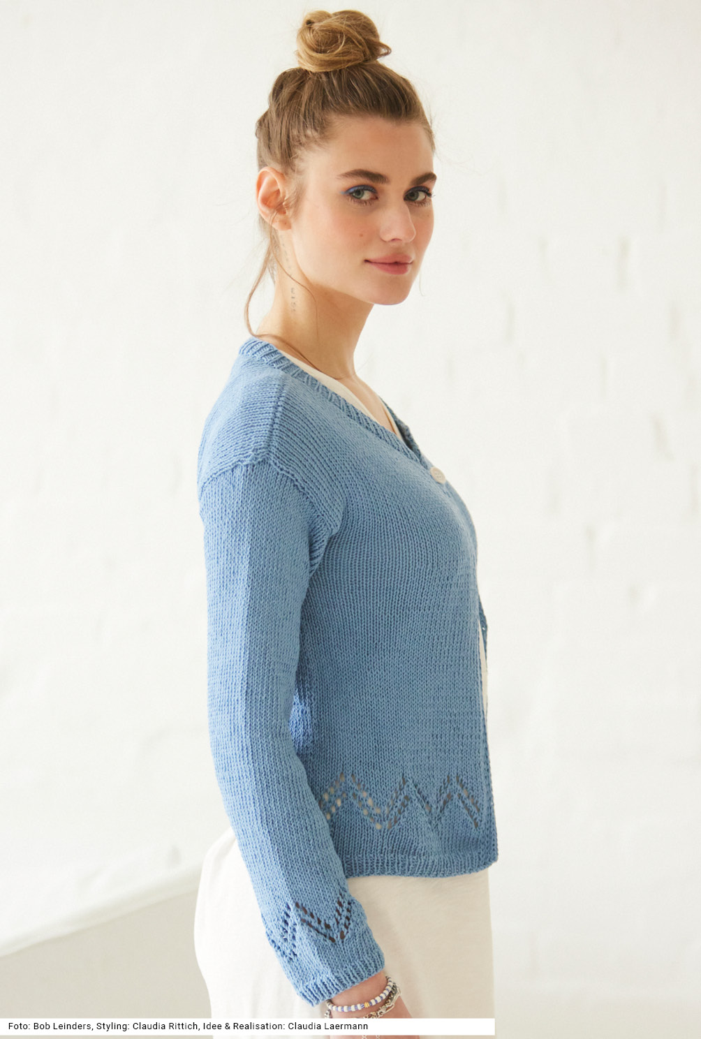 Modellansicht Bild 3: Kurze Jacke mit Zackenmuster in Hellblau