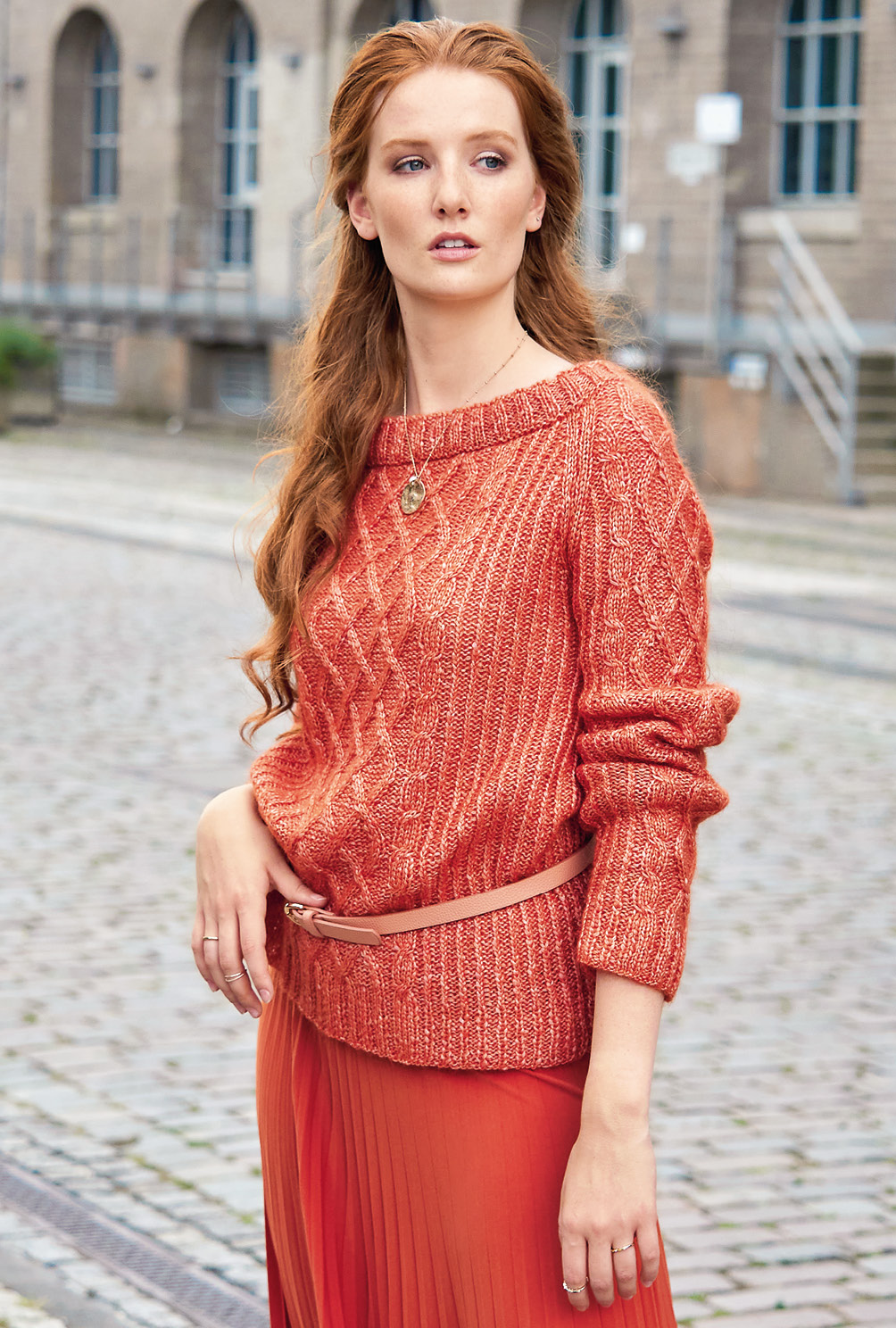 Modellansicht Bild 2: Raglanpulli mit Flechtmuster