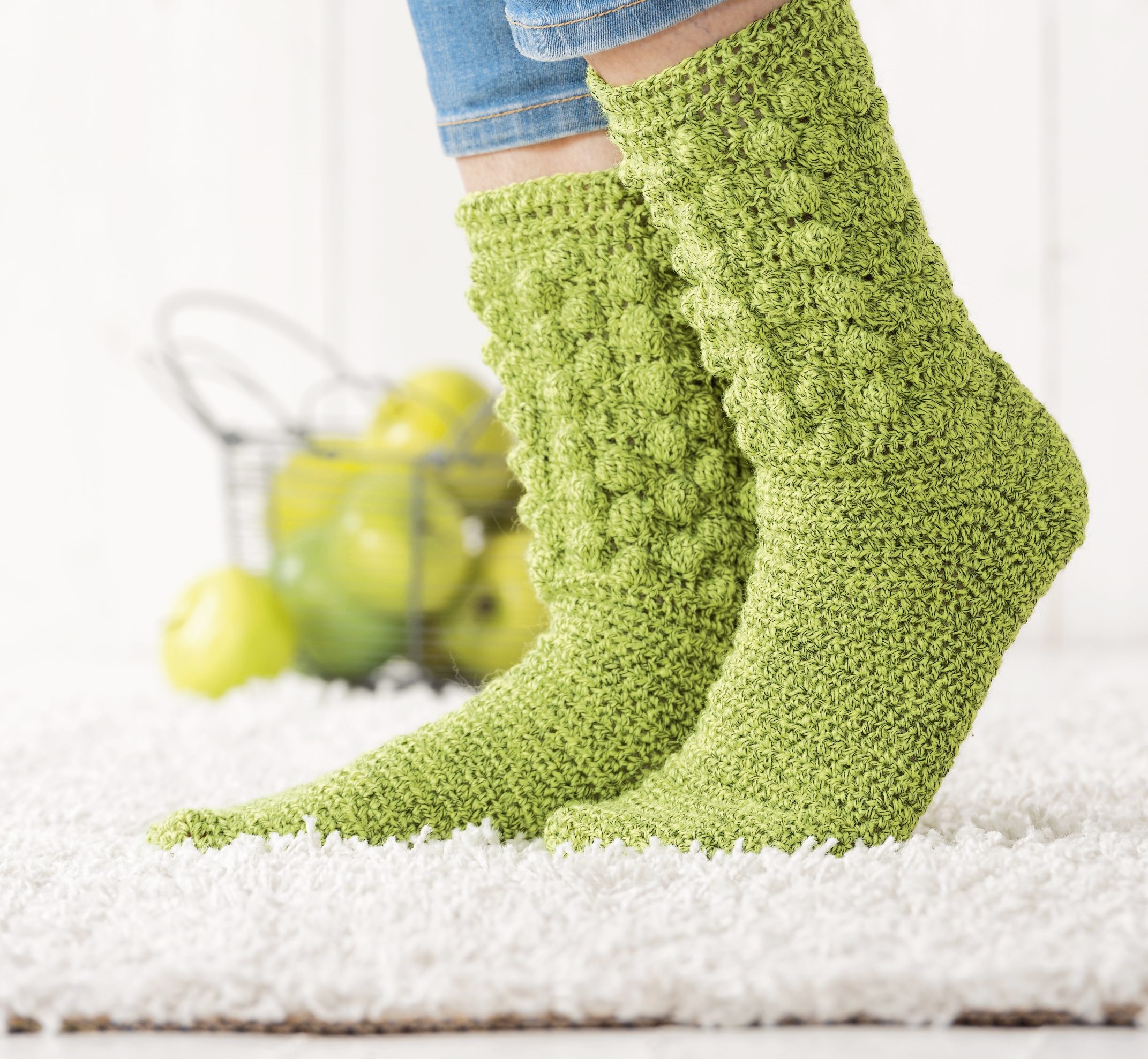 Grüne, handgemachte Socken mit strukturierter Musterung und modernem Schnitt. Stilvoll, gemütlich, kreativ.
