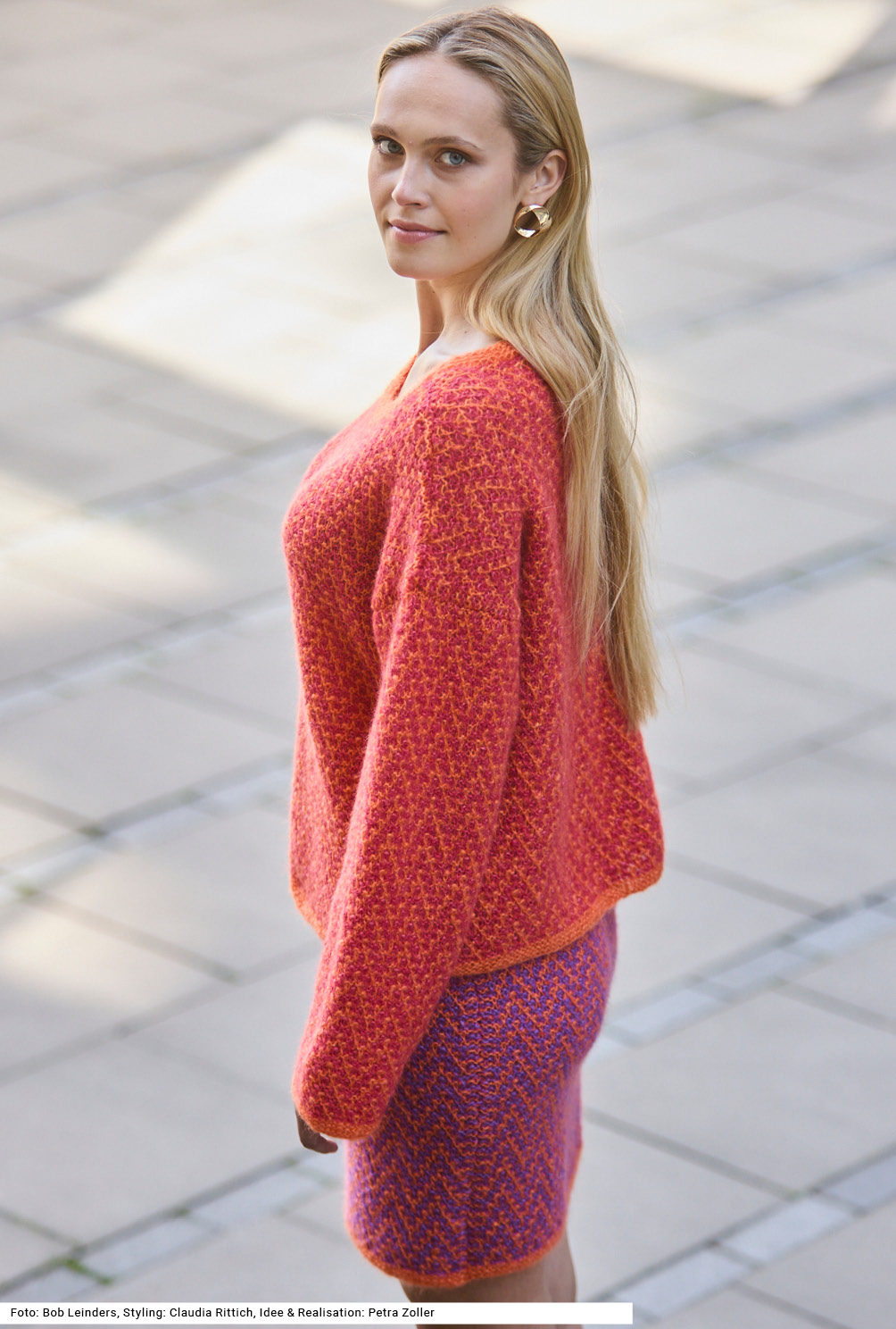 Modellansicht Bild 3: Pullover und Rock mit Hebemaschenmuster