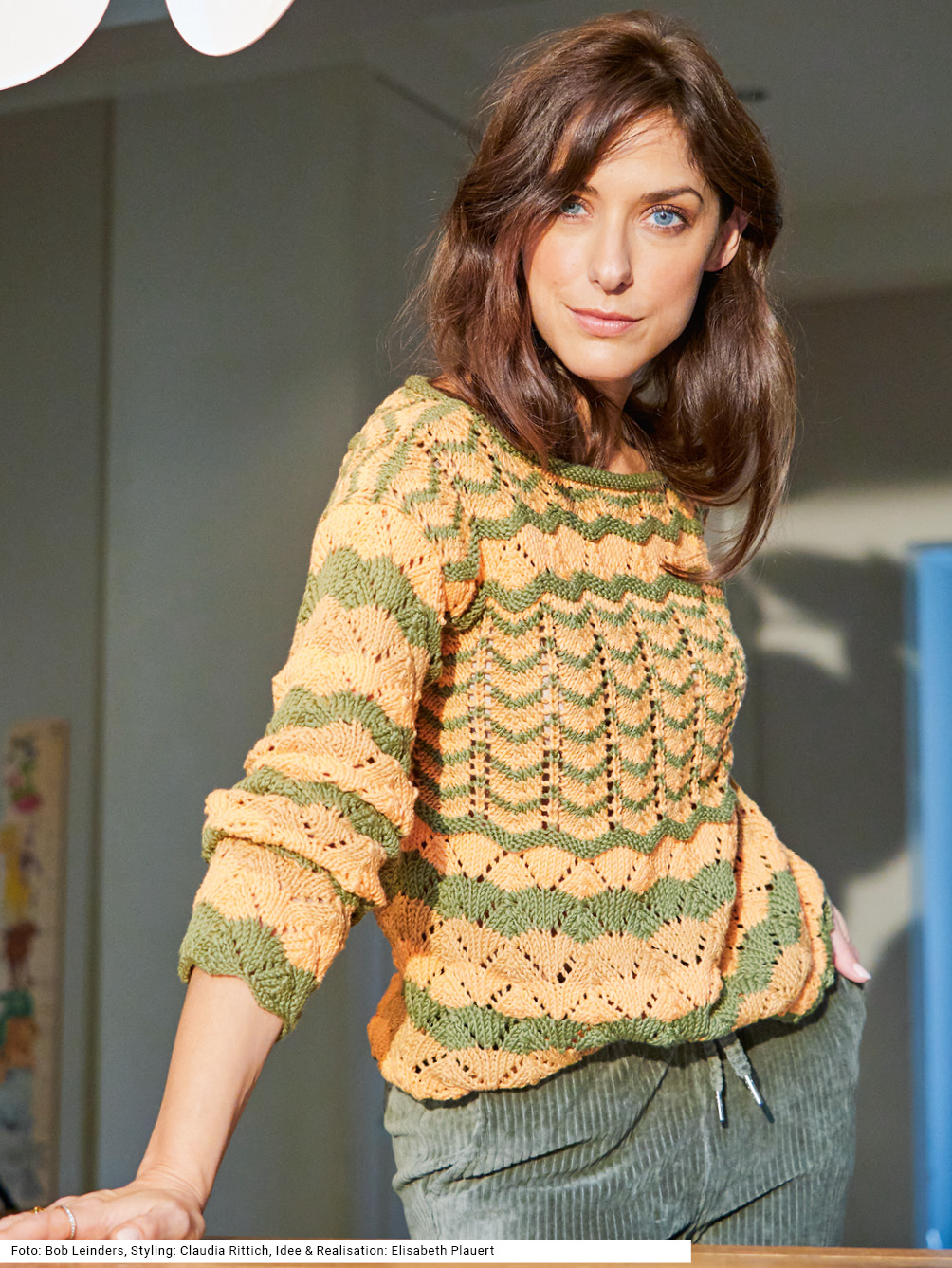 Modellansicht Bild 1: Pulli mit Ajourmusterstreifen in Oliv, Mandarin und Camel