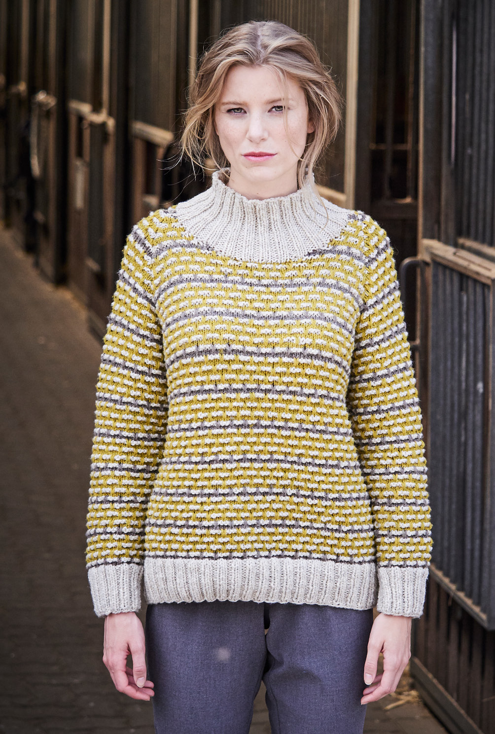 Modellansicht Bild 2: Raglanpulli mit Hebemaschen in Natur, Anis und Holz