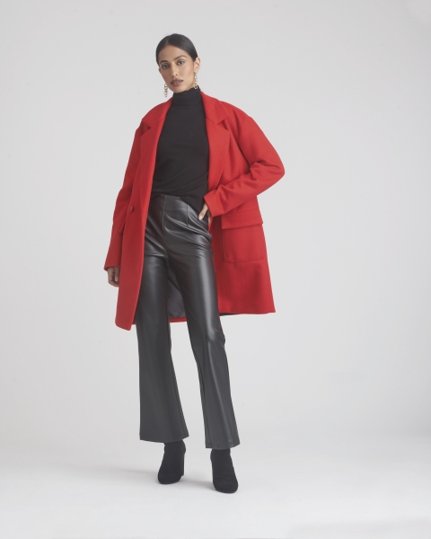 Modischer roter Mantel, schwarze Lederhose, eleganter Look. Stilvoll und zeitlos. Ideal für kalte Tage.