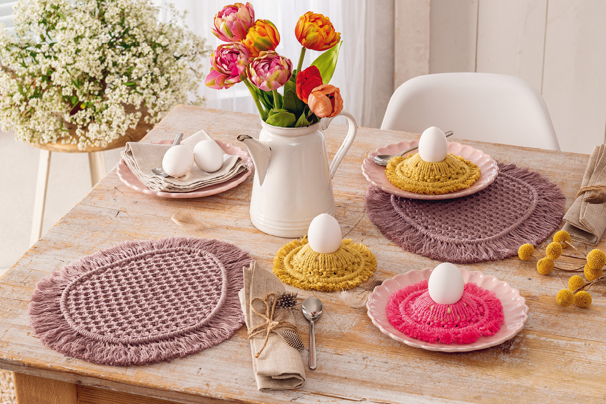 Modellansicht Bild 1: Makramee-Set aus Eierbechern und Tischset in Pink, Flieder und Gelb
