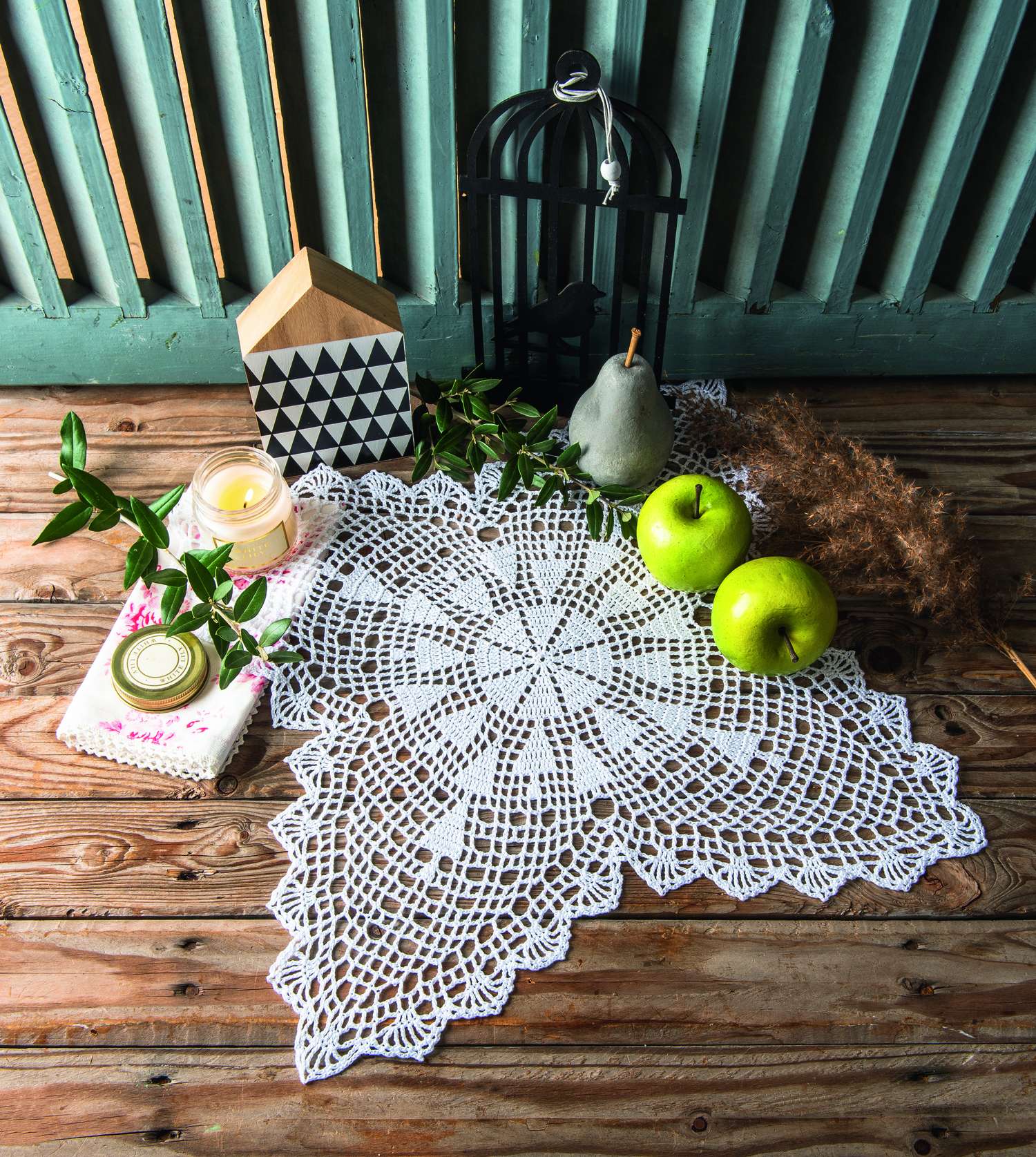 Weißes, gehäkeltes Doily, handgemacht. Filigranes Muster, kreativ, dekorativ, DIY.