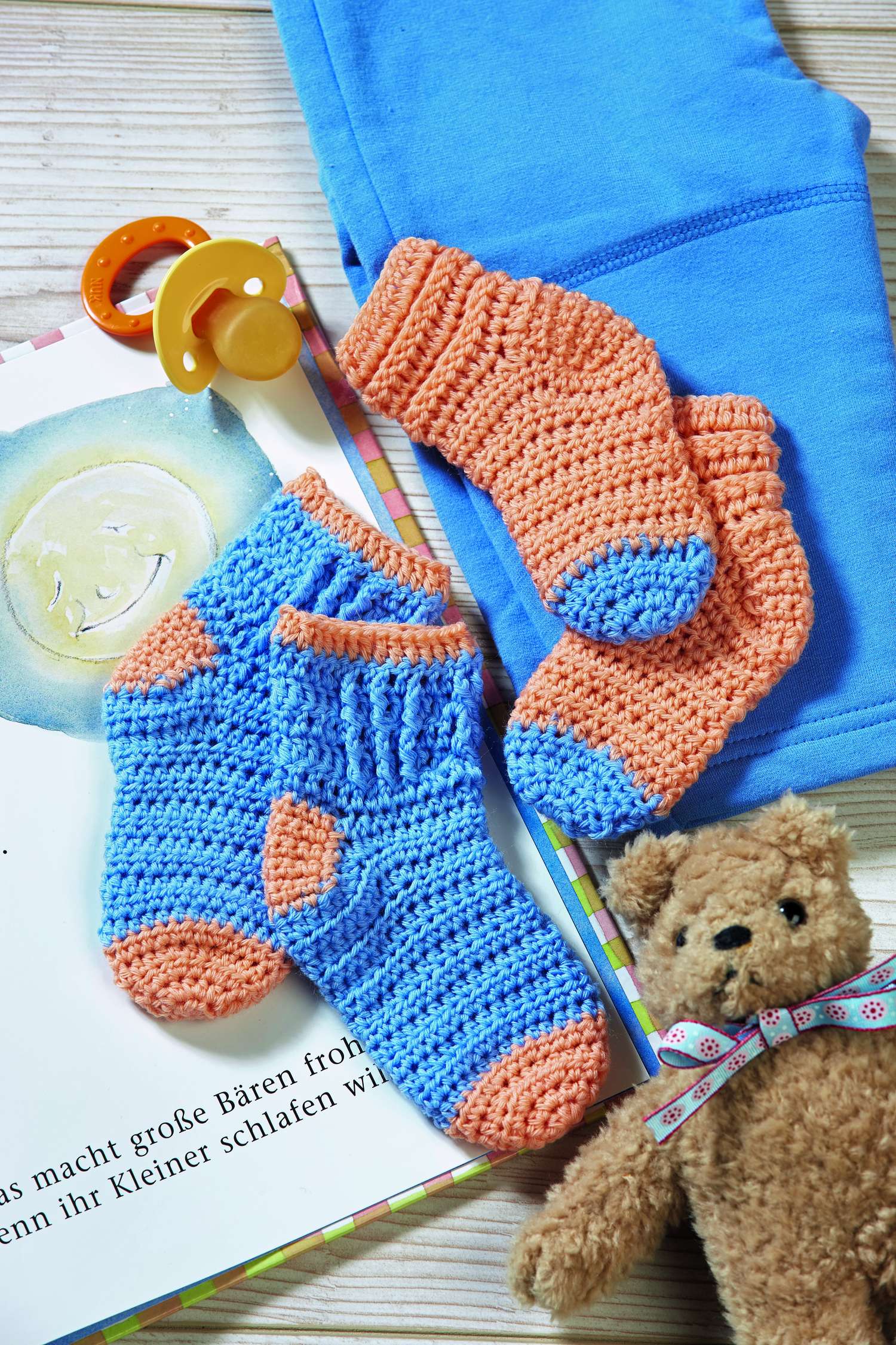 Handgemachte Socken in Blau und Orange. Streifenmuster, modisch und verspielt. Perfekt für DIY-Liebhaber.