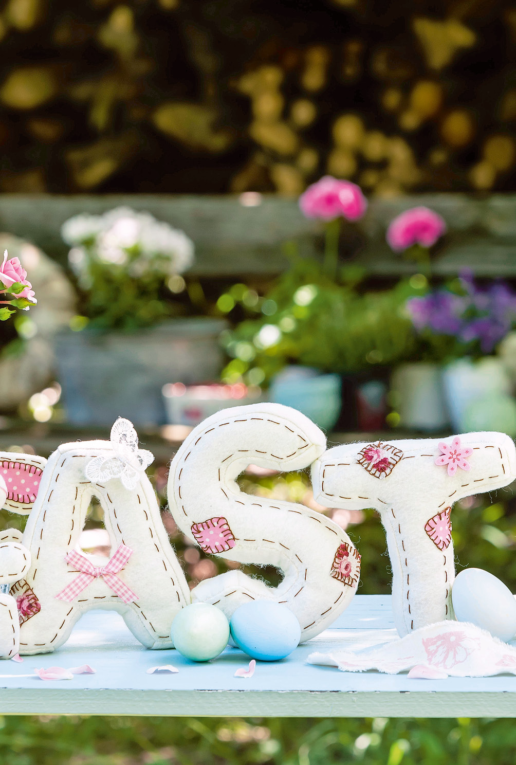 Modellansicht Bild 5: Genähter Schriftzug "Easter" aus naturfarbenem Filz