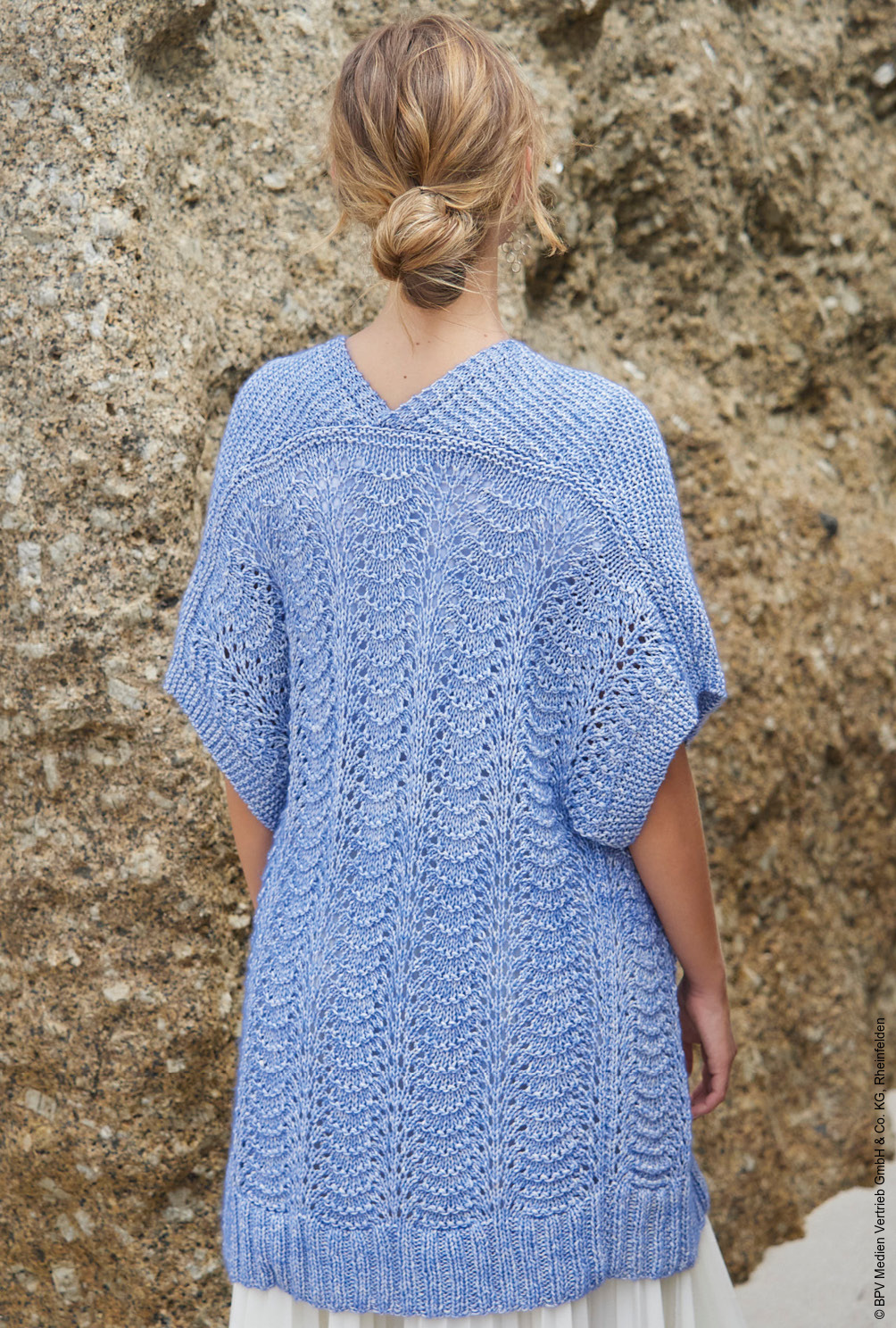 Modellansicht Bild 5: Hellblaue Weste mit Pfauenmuster