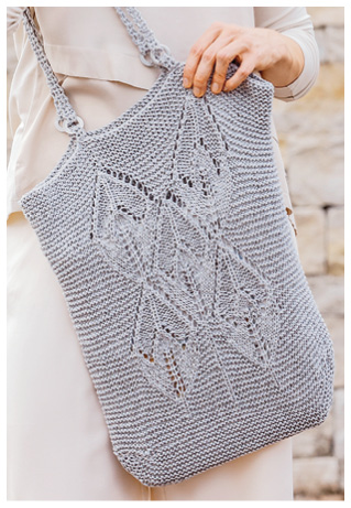 Modellansicht Bild 3: Strickset in Grau aus Armstulpen, Umhängetasche und Dreieckstuch