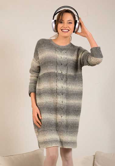 Grau meliertes, gestricktes Kleid mit Zopfmuster. Lässiger Schnitt, handgemacht, modern und kuschelig.