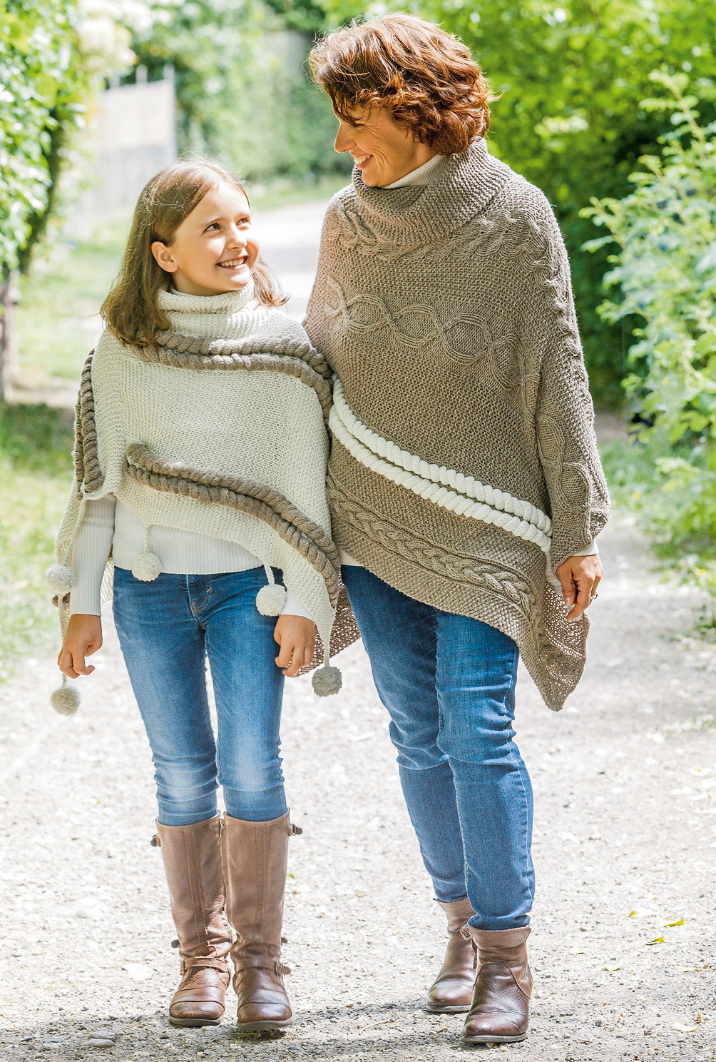 Gestrickter Kinder- und Damenponcho mit Loop in Beige-Natur