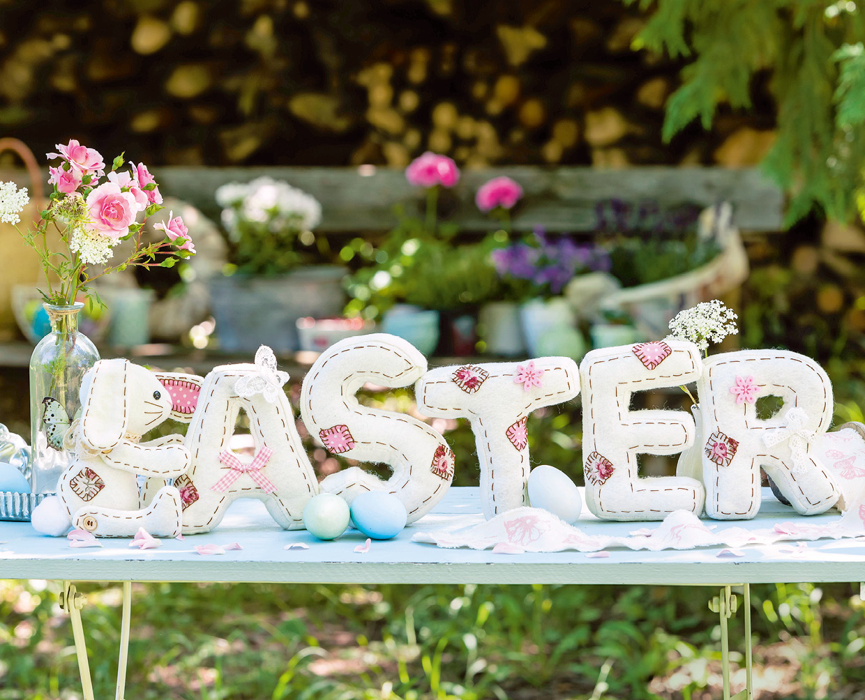 Modellansicht Bild 1: Genähter Schriftzug "Easter" aus naturfarbenem Filz