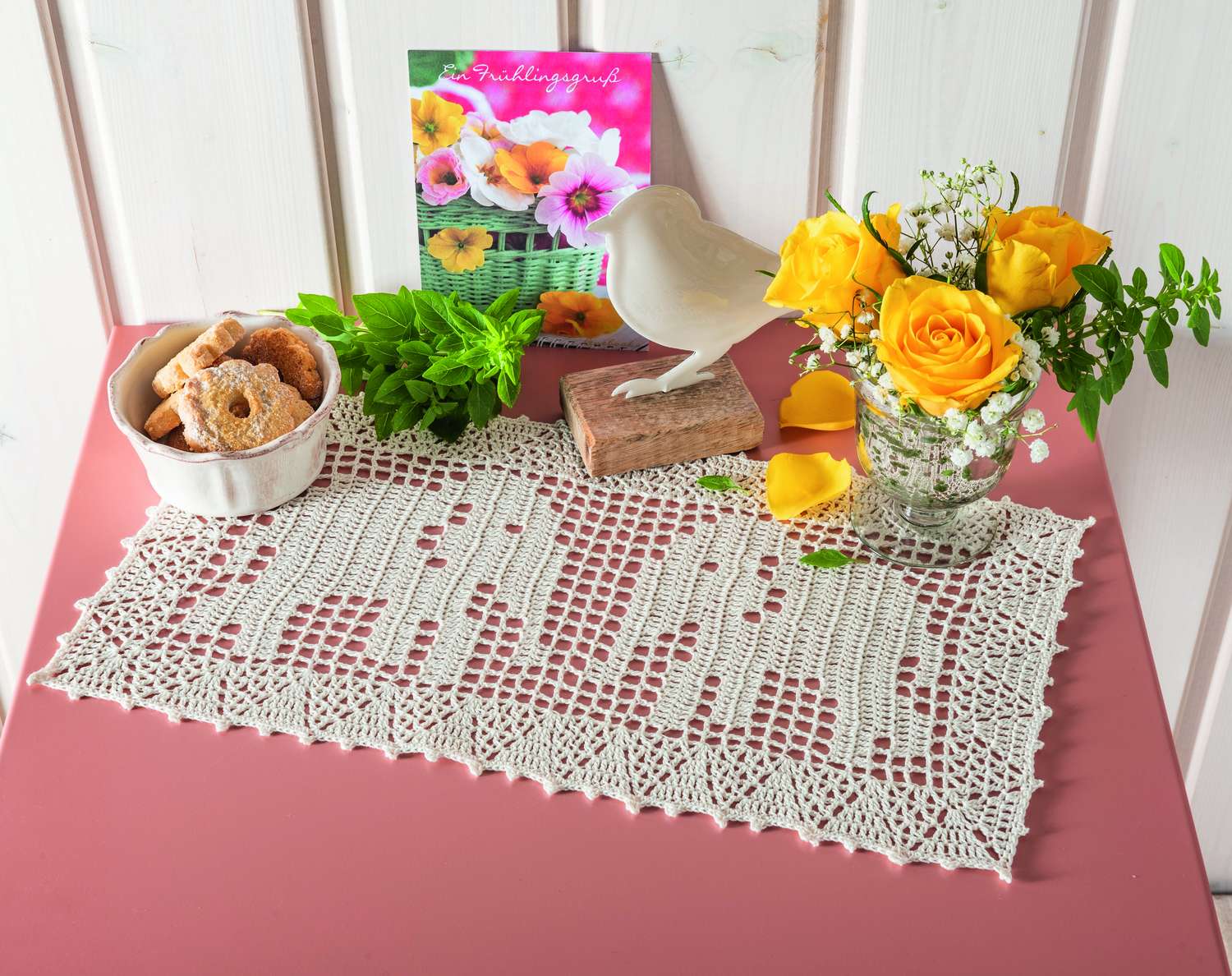 Cremefarbene DIY-Häkelspitze, geometrisches Muster, elegant handgefertigt.