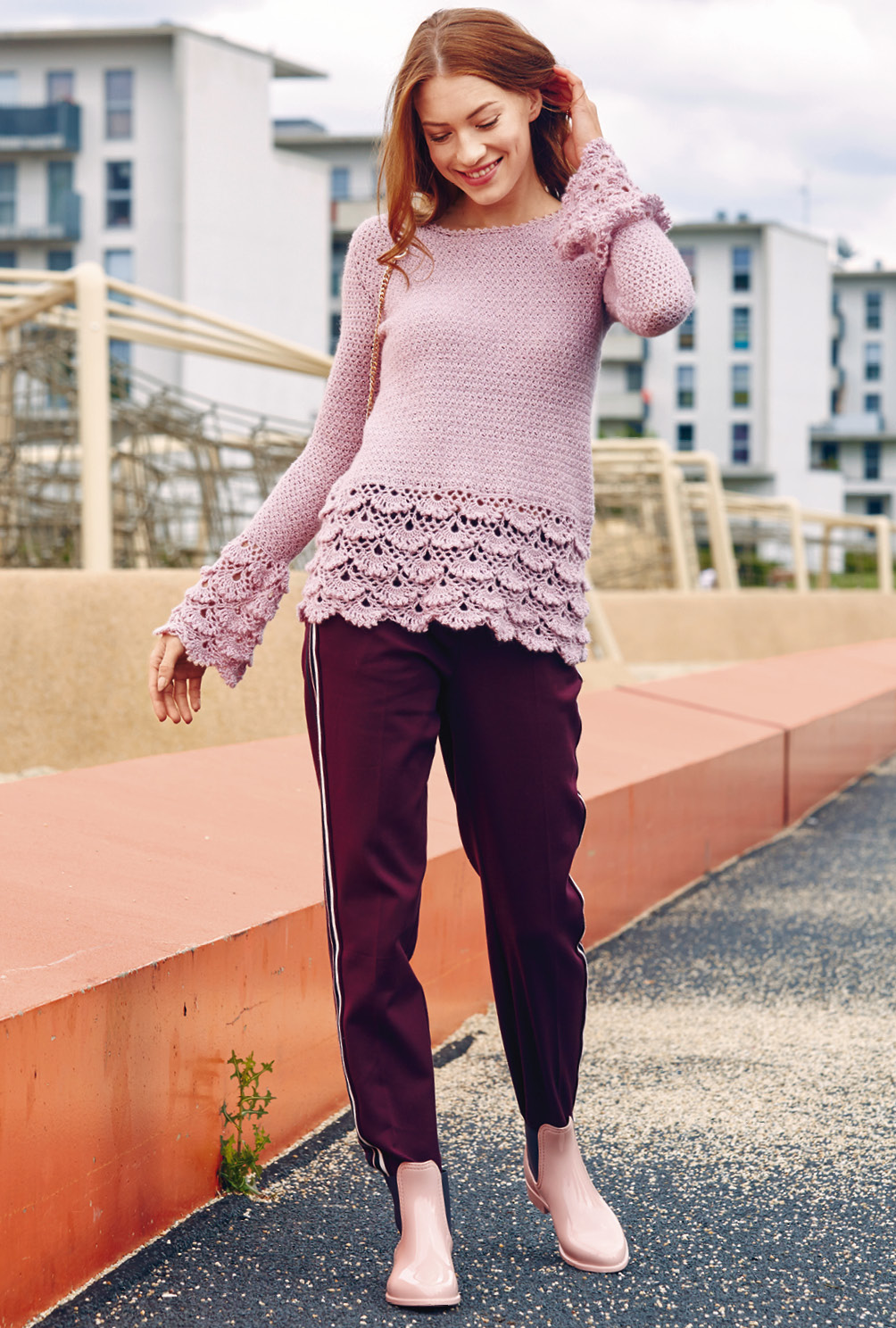 Modellansicht Bild 2: Taillierter, gehäkelter Pulli mit Volants im Spitzenlook
