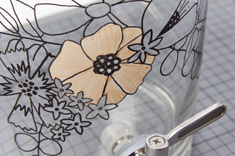 Selbstgemaltes Muster mit Blumen in Schwarz und Pastell, modisch & handgemacht, hebt sich durch feine Details ab.