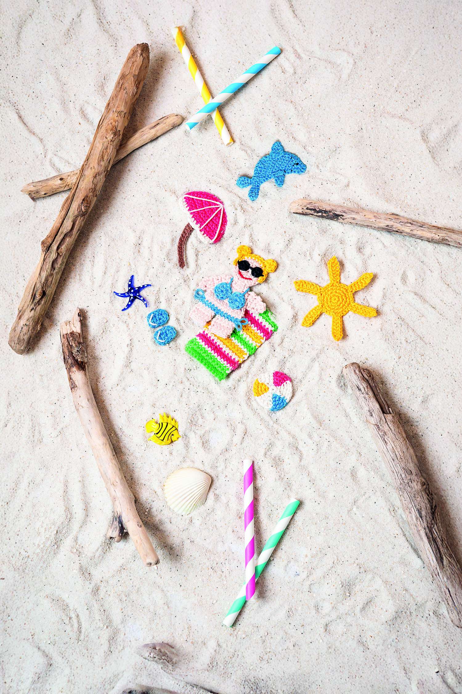 Handgemachte, bunte Strandfiguren aus Garn, kreativ gestaltet. Inkl. Sonne, Schirm und modischer Badeanzug.