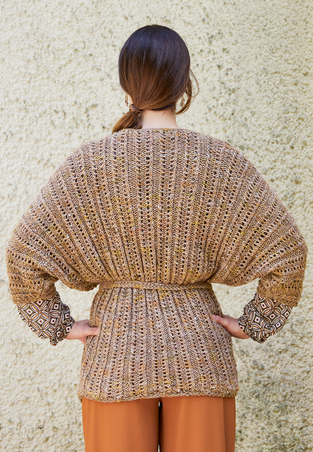 Dünne Kimonojacke in Ajourstrick mit passendem Gürtel