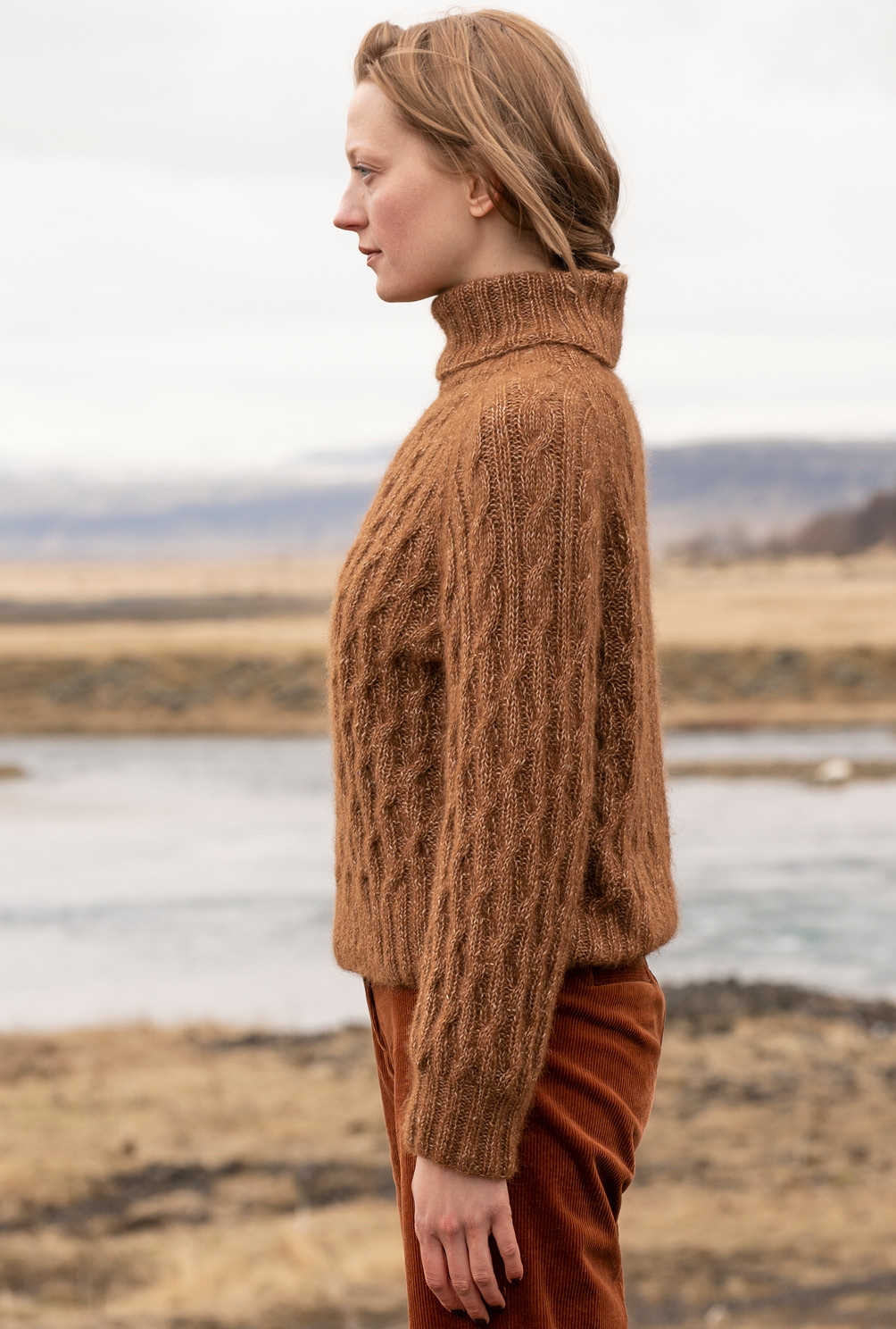 Modellansicht Bild 4: Raglanpulli im Zopfmuster