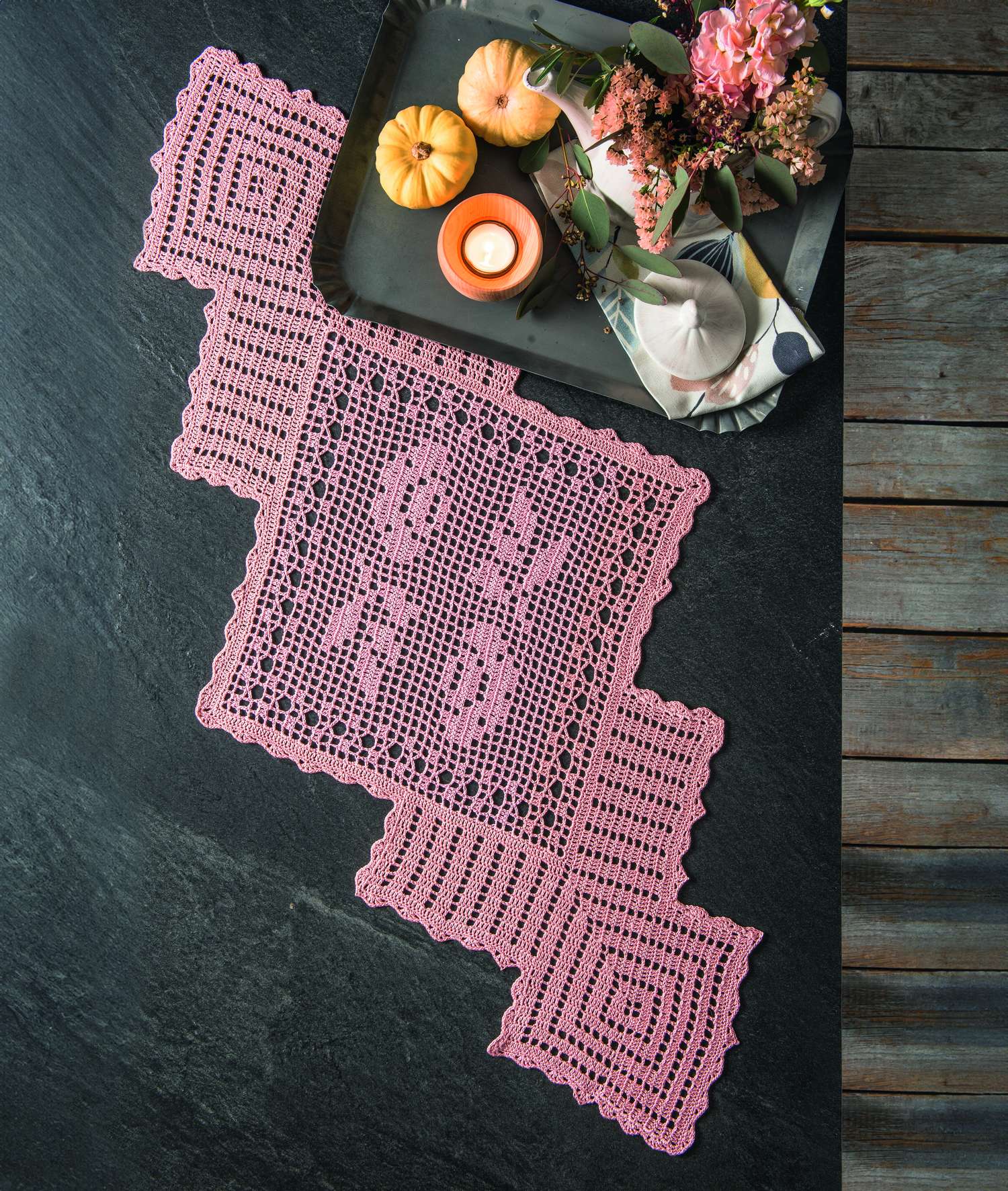 Selbstgemachter rosa Häkel-Runner, geometrische und florale Muster, modisch und handgemacht.