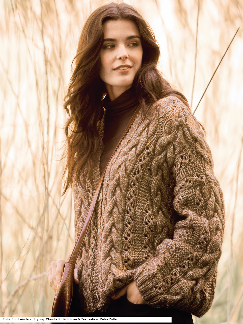 Modellansicht Bild 1: Jacke mit Zopf- und Ajourmuster