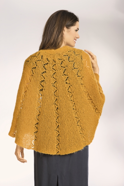 Handgemachter, senfgelber Poncho mit filigranem Lochmuster und lässigem Schnitt. Elegant und selbstgemacht.
