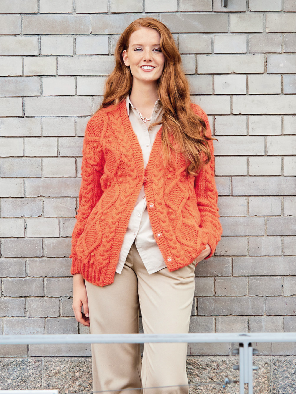 Modellansicht Bild 1: Rustikale Zopfmuster-Jacke