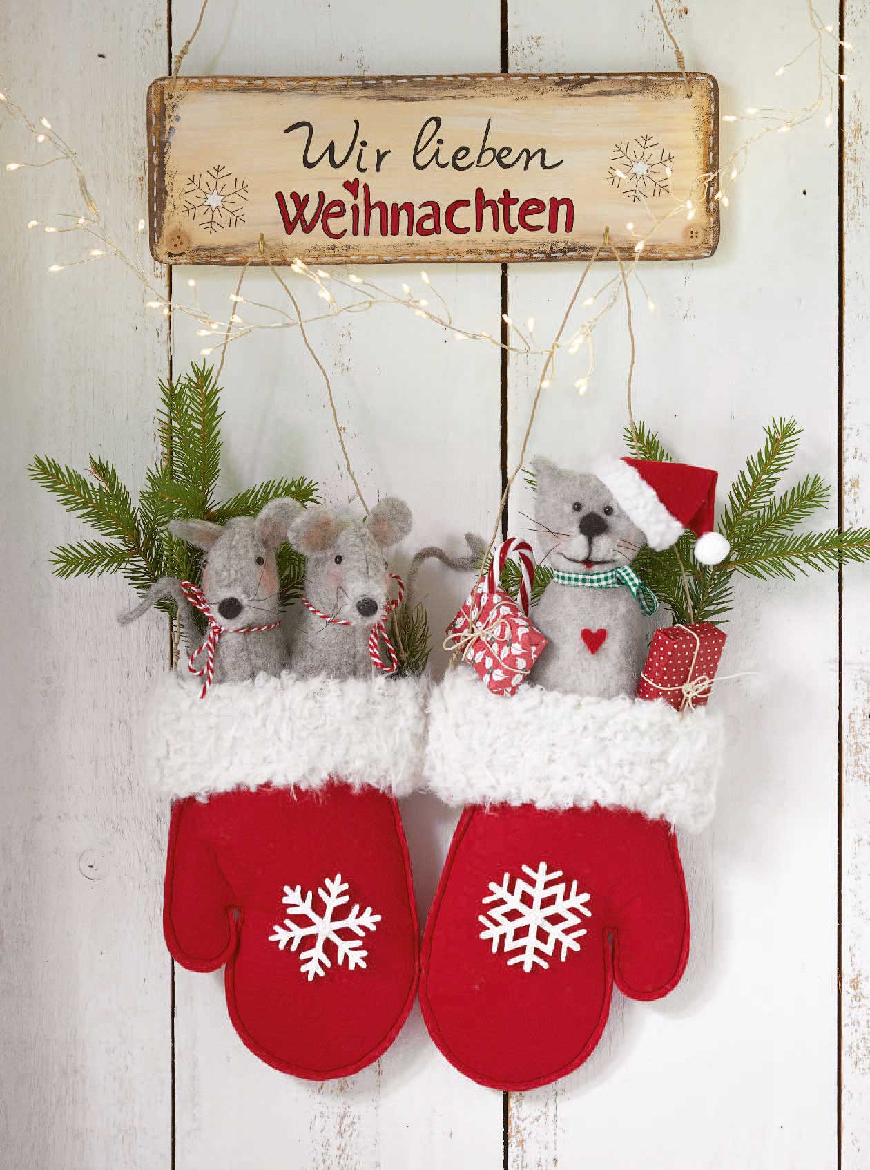 Rote Filzhandschuhe mit Schneeflocken; DIY-Deko mit grauen Stofftieren und Tannenzweigen; handgemacht.