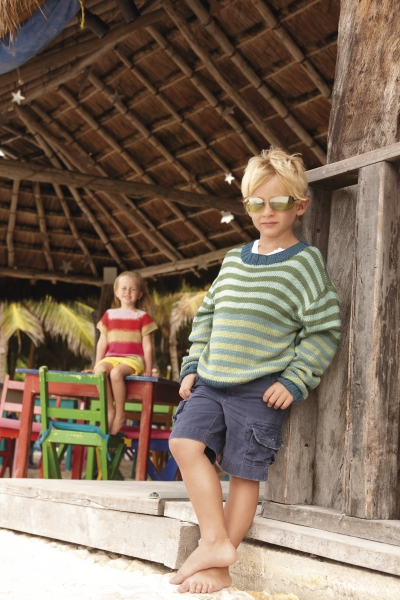 Lässiger Streifenpullover in Grün, selbstgemacht, kombiniert mit blauen Shorts. Modisch, DIY-Charme.