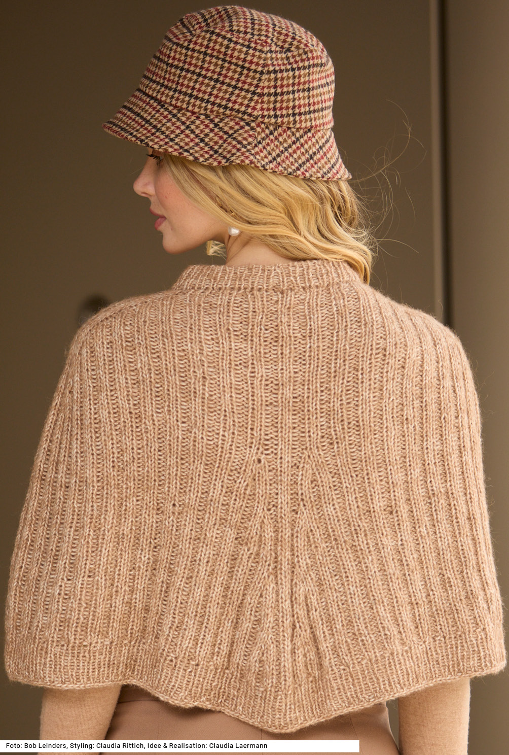 Modellansicht Bild 5: Poncho im Rippenmuster